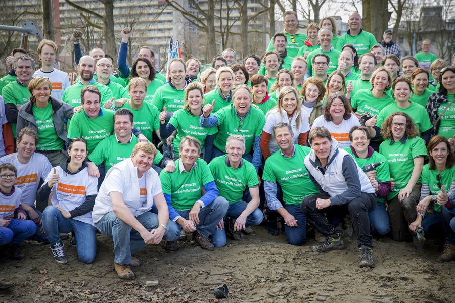 Almeerse ondernemers, samen met Koning Willem-Alexander en Koningin Máxima, tijdens NLdoet in Almere