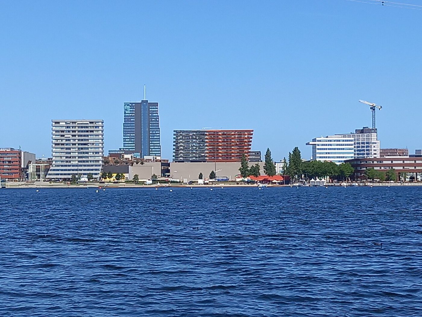 De Vismarkt aan het water in Almere, met terrassen en de Grote Kerk op de achtergrond